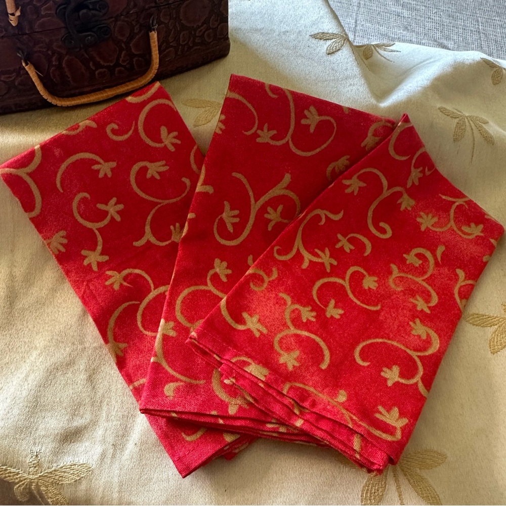Set of 3 Designers Guild 100% Cotton Red & Metallic Gold Swirl Cloth Napkins.